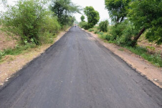 आगरा के ग्रामीण क्षेत्रों में बनने वाली नई पक्की सड़क