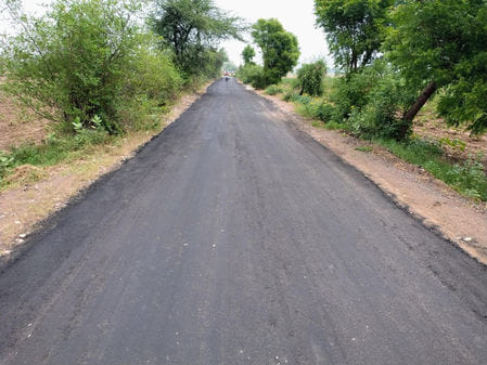 आगरा के ग्रामीण क्षेत्रों में बनने वाली नई पक्की सड़क